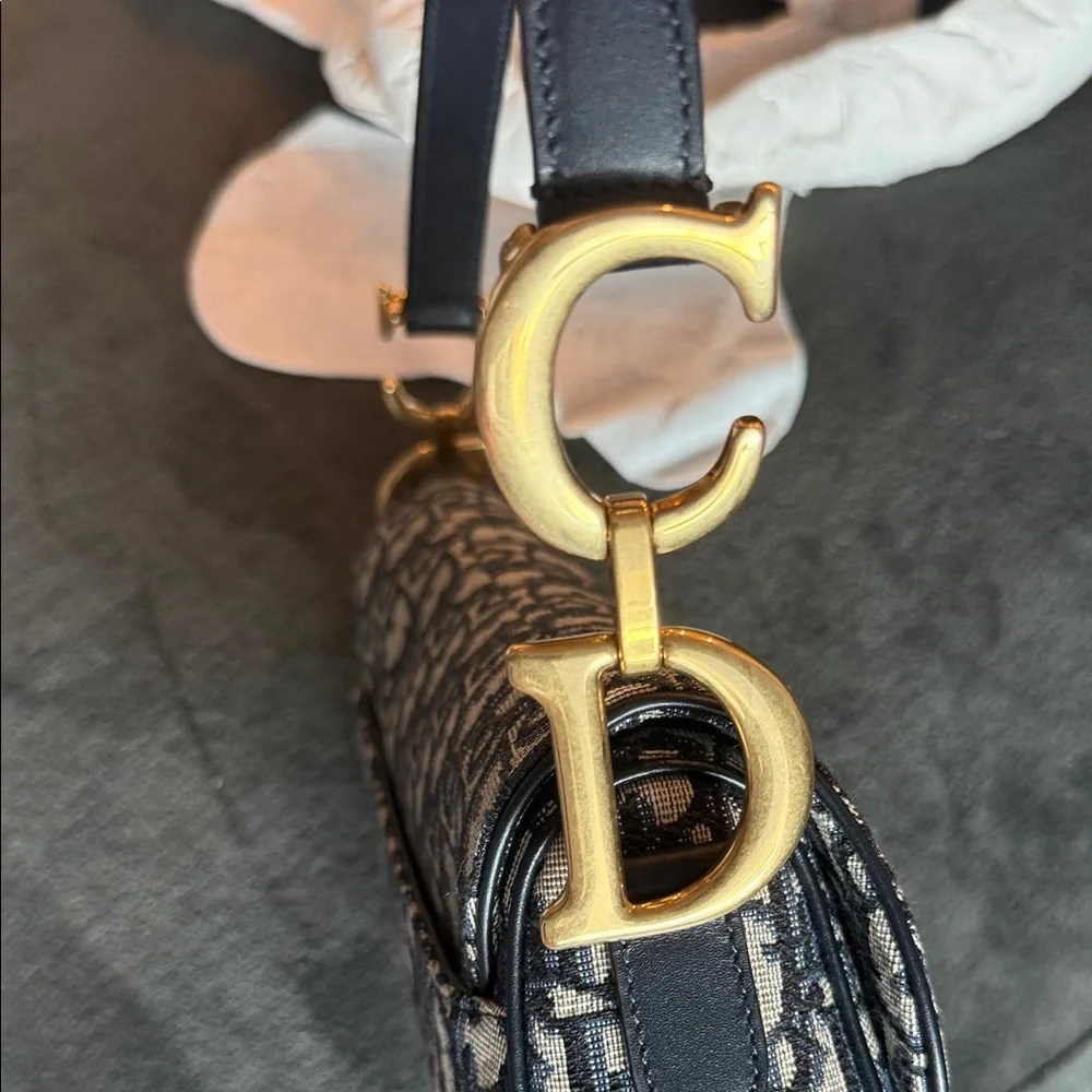 LIKE NEW Dior Blue Oblique Medium Saddle Bag - Picture 4 of 11